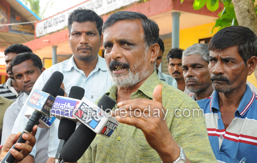 Deralakatte School children protest on garbage dump near school